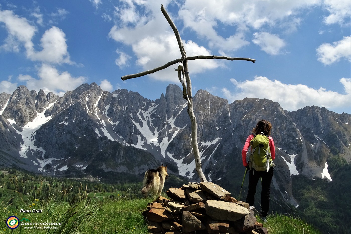 62 Dalla rustica croce lignea splendida vista sulle Piccole Dolomiti Scalvine.JPG